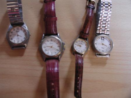 A vendre 4 montres quartz